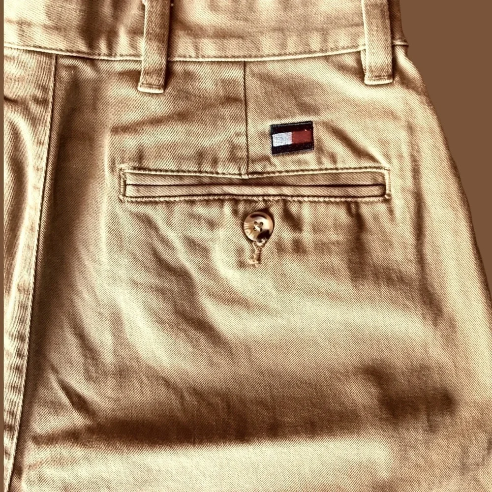 KHAKI‎ Tommy Hilfiger shorts 19” long 30’ waist